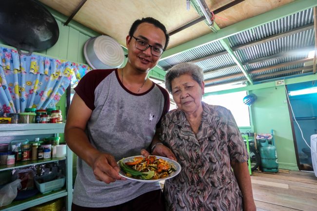 Meet the Local Expert Khun Maitree and Amah with their home-cooked Pad Thai